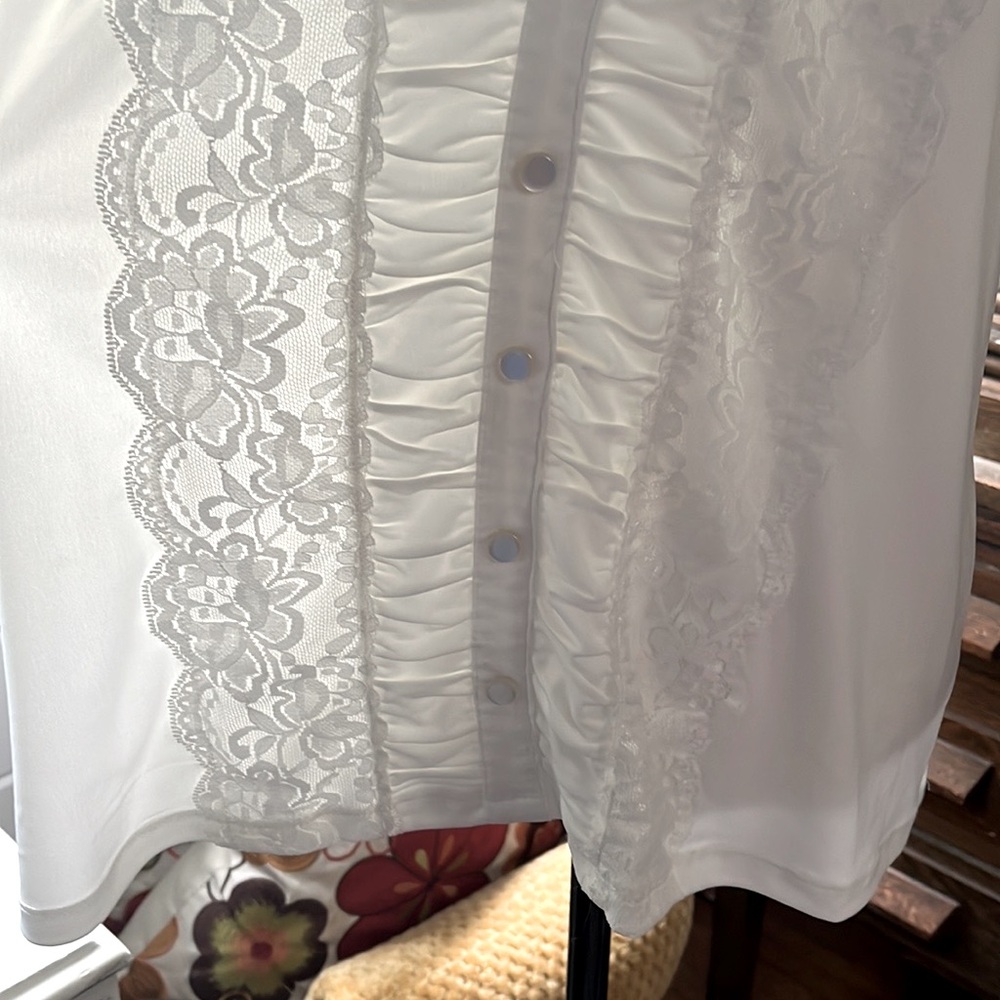 Denver Hayes Size XL Ivory colored blouse with lace/button detailing, like new! - Picture 5 of 13